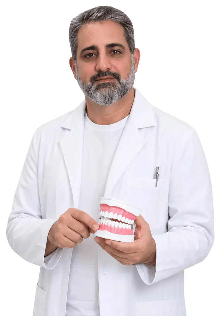Dentista especialista mostrando prótese dentária protocolo